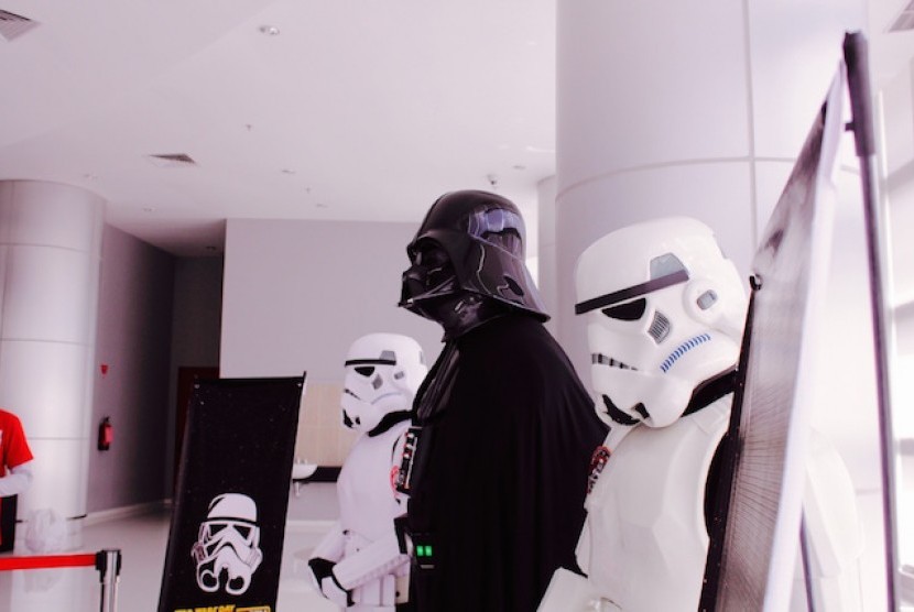 Aksi Darth Vader dan Stormtrooper pada Hari Star Wars, salah satunya, dengan mengunjungi anak-anak yang dirawat di RSCM.