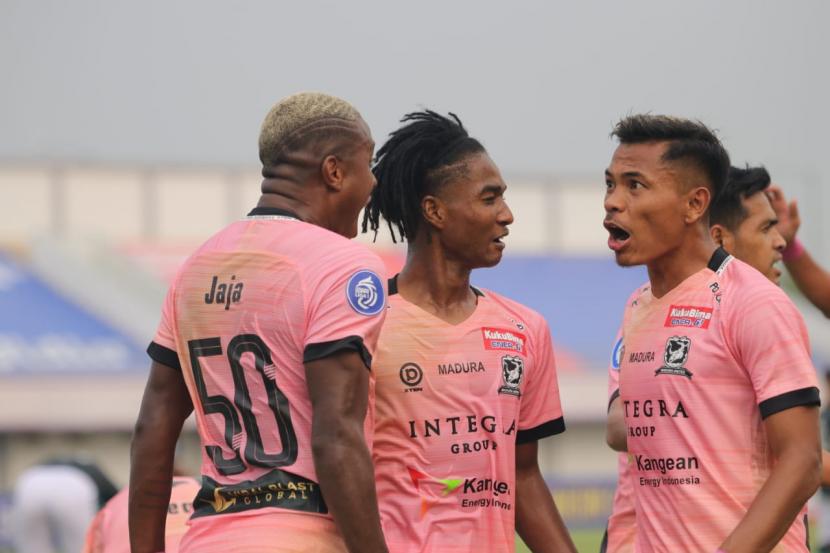 Aksi debut pemain muda Madura United, Ronaldo Kwateh (tengah) di Liga 1 Indonesia.