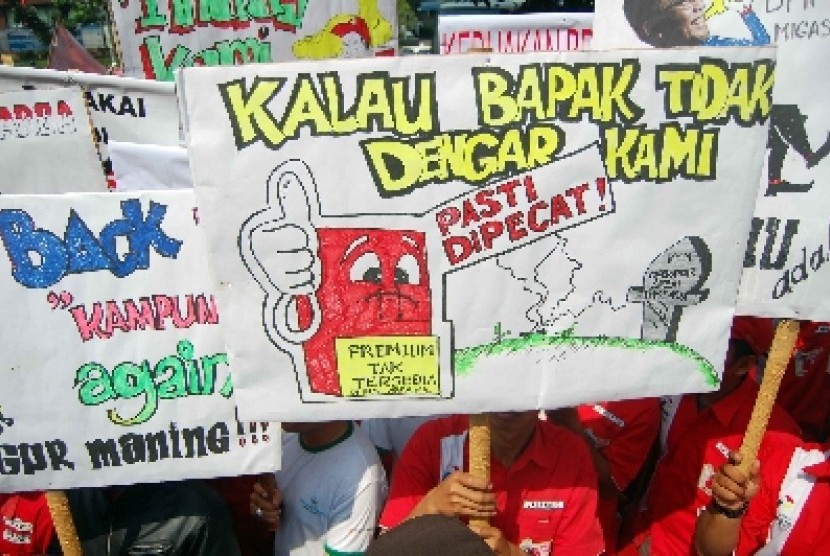 aksi demo di depan Kantor BPH Migas, Jakarta Selatan, Rabu (13/8). 