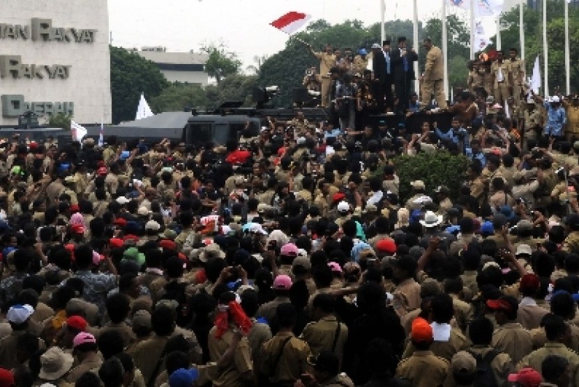 Aksi demo di DPR mengakibatkan kemacetan panjang. 