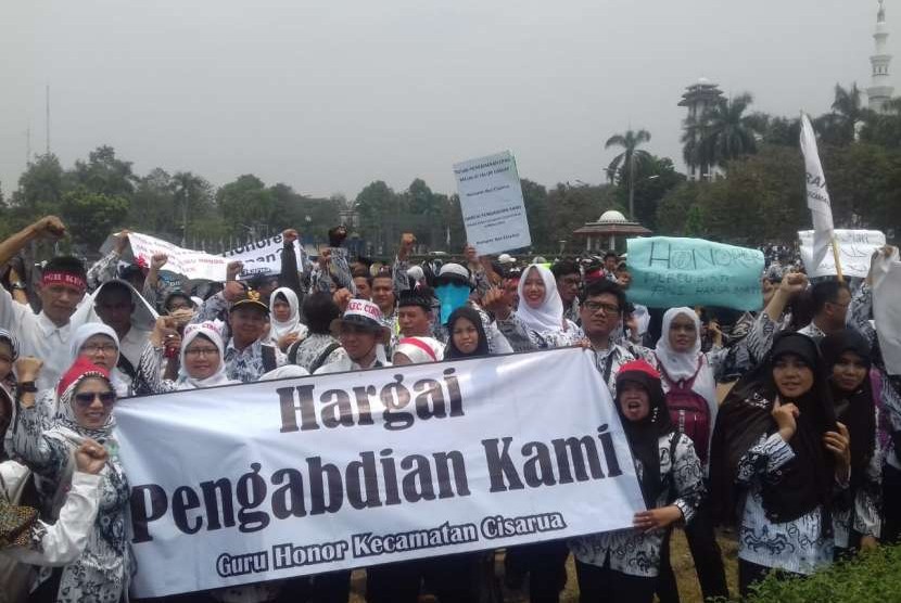 Aksi demo guru honorer jilid ke-2 dalam menuntut hak-hak guru honorer yang belum terpenuhi oleh Bupati, di Jalan Tegar Beriman Tengah, Cibinong, Kabupaten Bogor. (Ilustrasi)