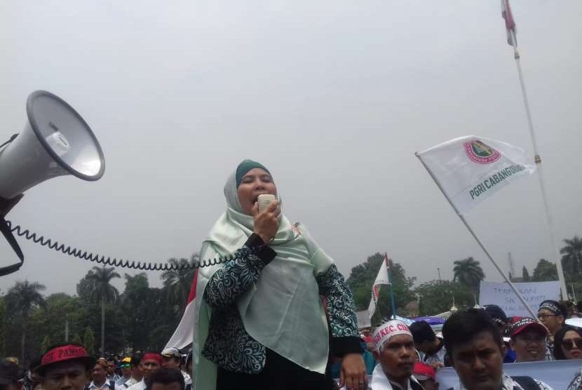 Aksi demo guru honorer jilid ke-2 dalam menuntut hak-hak guru honorer yang belum terpenuhi oleh Bupati, di Jalan Tegar Beriman Tengah, Cibinong, Kabupaten Bogor, Rabu (19/9).