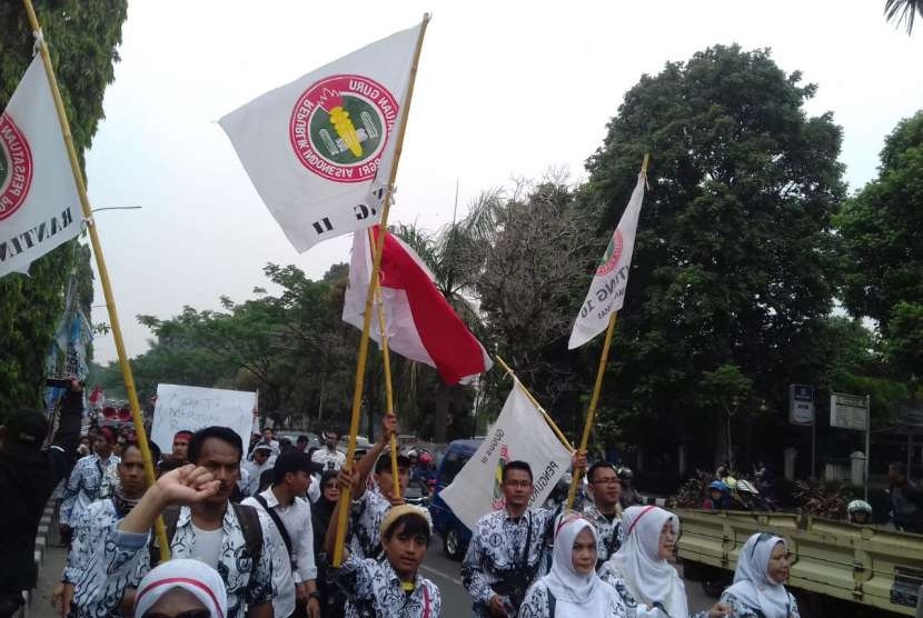 Aksi demo guru honorer jilid ke-2 dalam menuntut hak-hak guru honorer yang belum terpenuhi oleh Bupati, di Jalan Tegar Beriman Tengah, Cibinong, Kabupaten Bogor, Rabu (19/9).