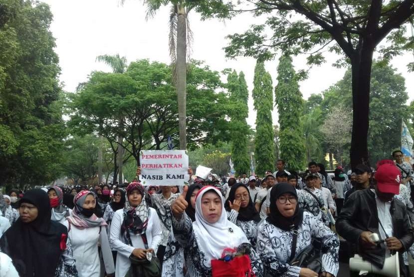 Aksi demo guru honorer jilid ke-2 dalam menuntut hak-hak guru honorer yang belum terpenuhi oleh Bupati, di Jalan Tegar Beriman Tengah, Cibinong, Kabupaten Bogor, Rabu (19/9).