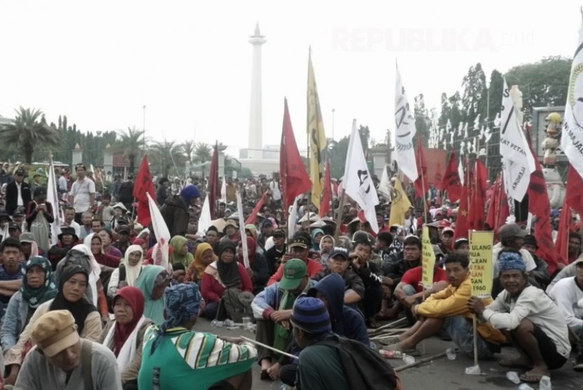 Aksi demo Hari Tani Nasional di depan Monas, Jakarta, Rabu (27/9).