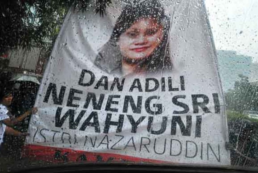  Aksi demo menuntut penangkapan istri Nazaruddin, Neneng Sriwahyuni untuk diadili di depan gedung Tipikor, Jakarta, bulan Februari lalu.