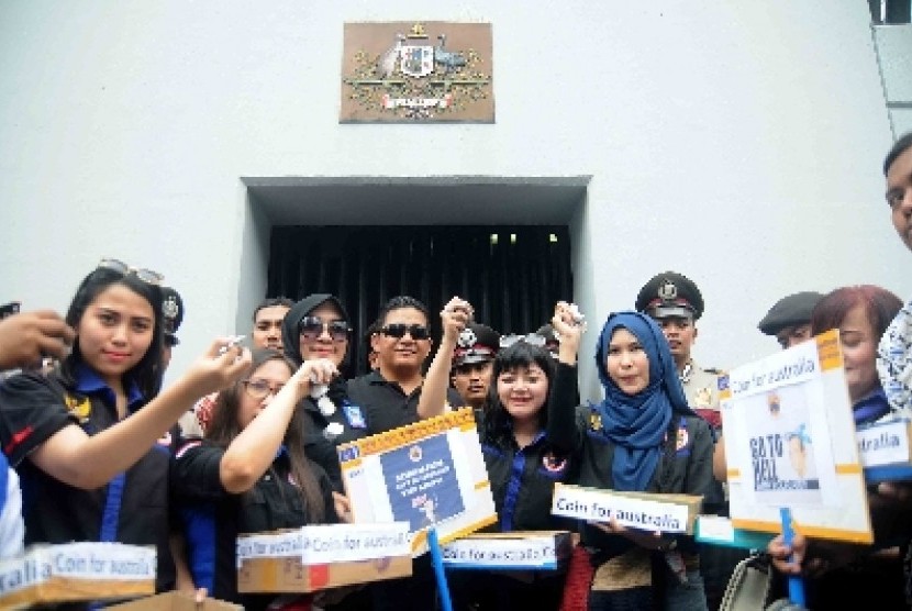 Aksi demo Pemuda Nasional menyerahkan uang koin kepada perwakilan Kedubes Australia di Jakarta, Jumat (27/2). 