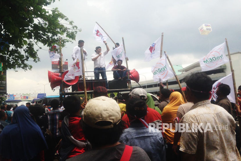 Aksi demo pengemudi angkot K01A di depan Kantor Walikota Bekasi Selasa (21/3), menuntut ganti rugi penggusuran Kampung Poncol Bulak dan pencabutan pemutusan lintasan elf K01A.