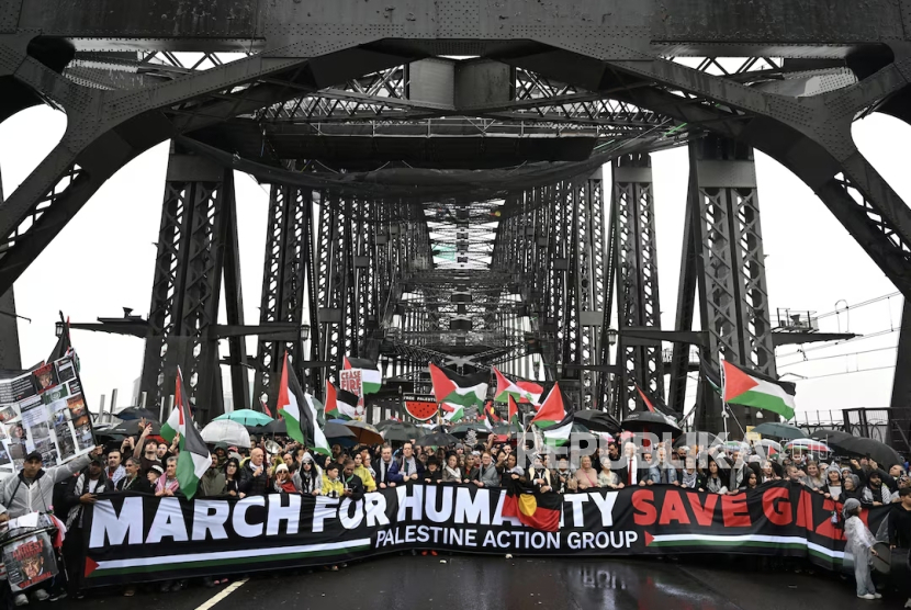 Aksi demonstran di jembatan pelabuhan Sydney, Ahad (3/8/2025).