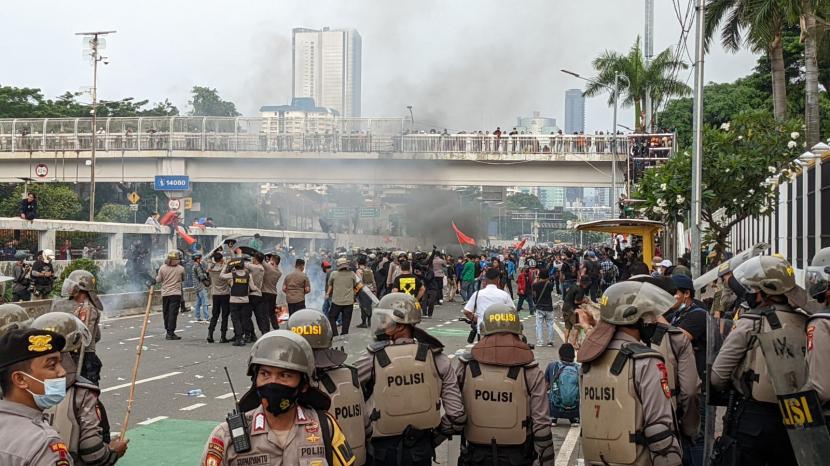 Aksi demonstrasi mahasiswa di depan Gedung DPR, Kompleks Parlemen, Jakarta, Senin (11/4/2022)