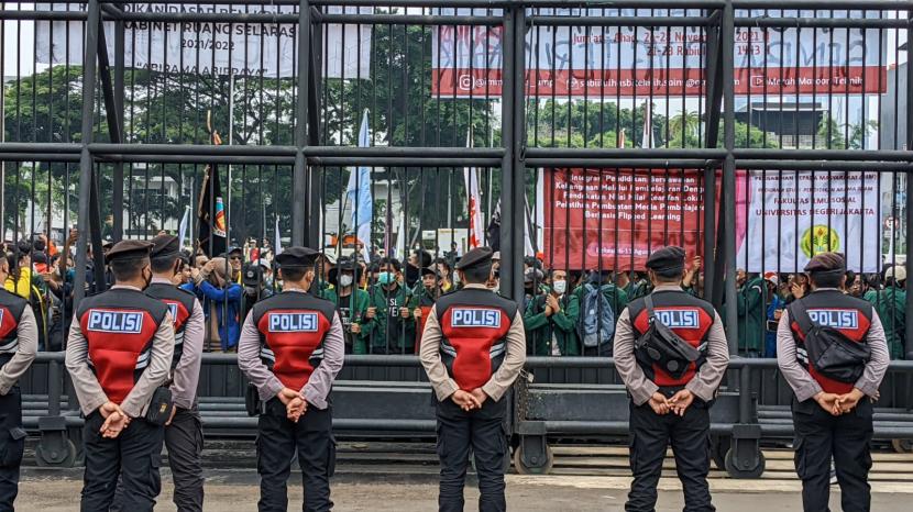 Aksi demonstrasi mahasiswa di depan Gedung DPR, Kompleks Parlemen, Jakarta, Senin (11/4/2022). Mahasiswa akan kembali melakukan demontrasi pada Kamis (20/4/2022).