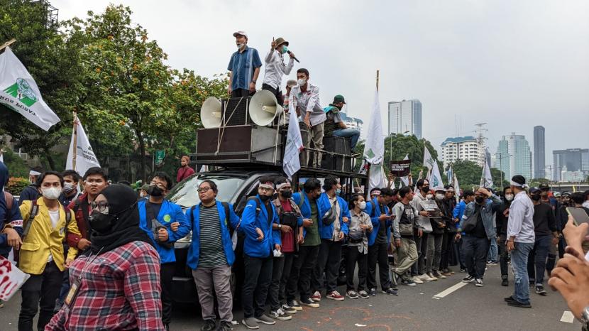 Aksi demonstrasi mahasiswa di depan Gedung DPR, Kompleks Parlemen, Jakarta, Senin (11/4/2022)