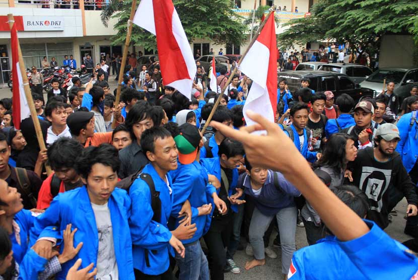   Aksi demonstrasi mahasiswa menolak kedatangan Wakapolri Komjen Nanan Sukarna di Kampus Universitas Pamulang, Pamulang, Tangerang Selatan, Kamis (19/10).