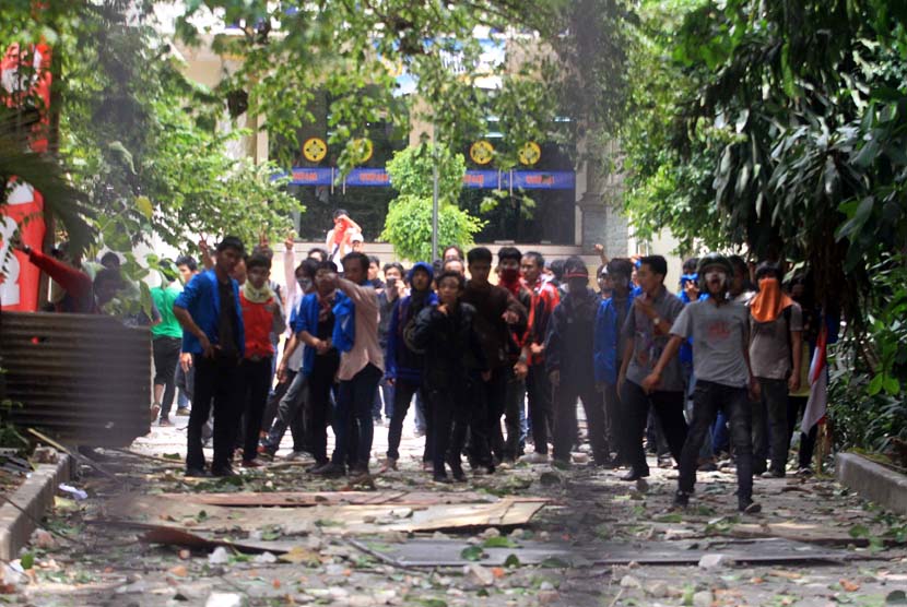   Aksi demonstrasi mahasiswa menolak kedatangan Wakapolri Komjen Nanan Sukarna di Kampus Universitas Pamulang, Pamulang, Tangerang Selatan, Kamis (19/10).
