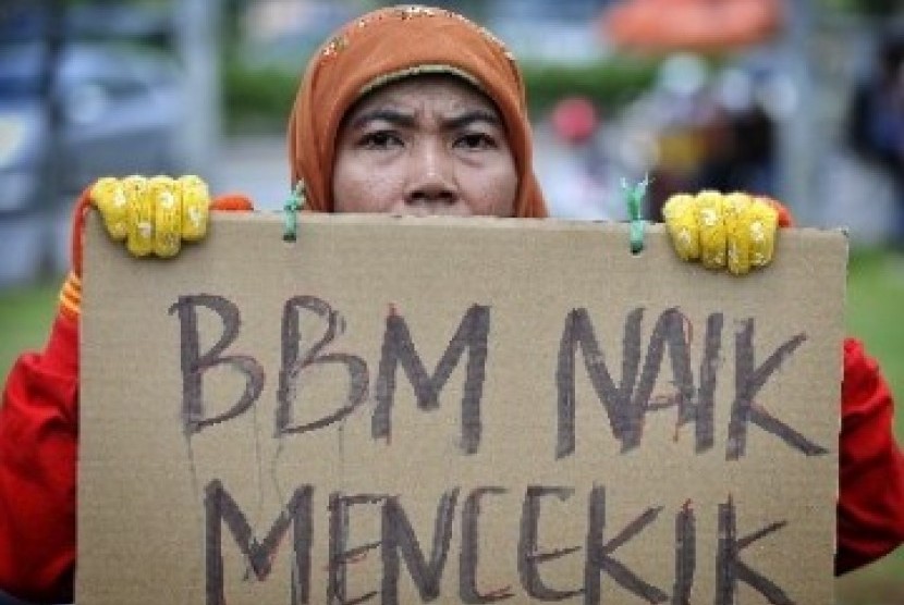 Aksi demonstrasi menolak kenaikan harga bahan bakar minyak (BBM) yang digelar di depan Gedung DPR, Senayan, Jakarta. (ilustrasi)