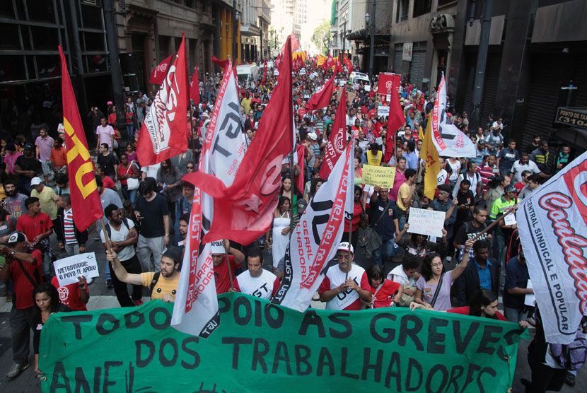 Aksi demonstrasi warga Brasil menentang perhelatan Piala Dunia 2014.