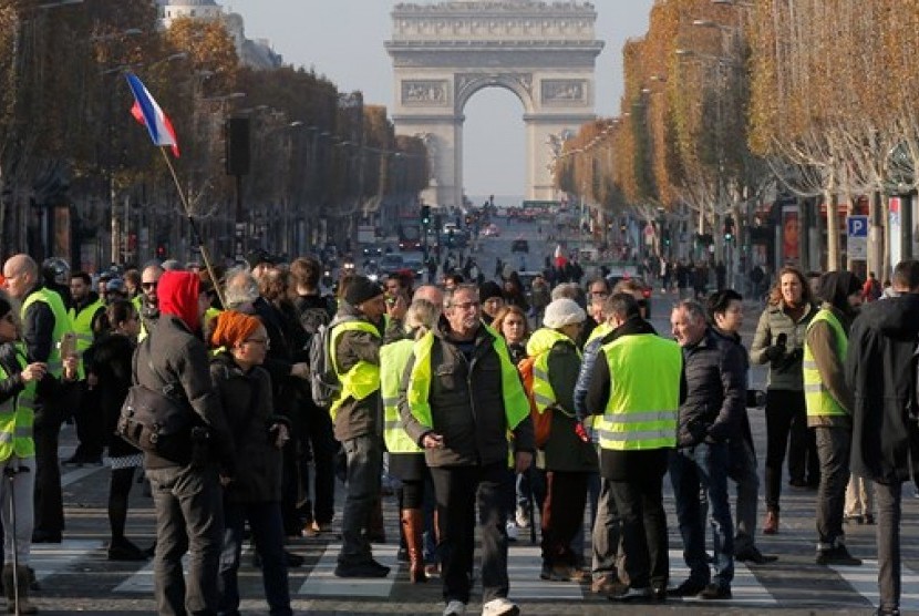 Aksi demontrasi besar tolak kenaikkan harga BBM di Prancis.