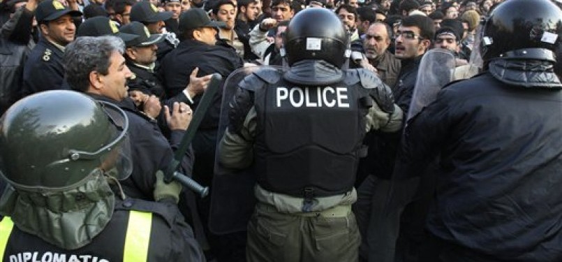 Aksi demontrasi di depan Kedubes Inggris di Teheran, Iran, Selasa (29/11)