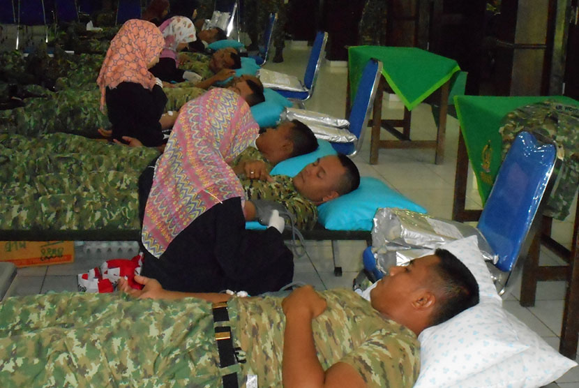 Aksi donor darah anggota Yonif 321 Kostrad.