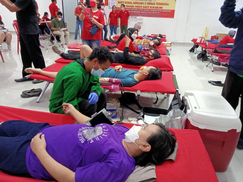 Aksi donor darah digelar Perhimpunan Indonesia Tionghoa (INTI) Sukabumi di Sekretariat Bersama Danalaga Square, Ahad (24/4/2022).