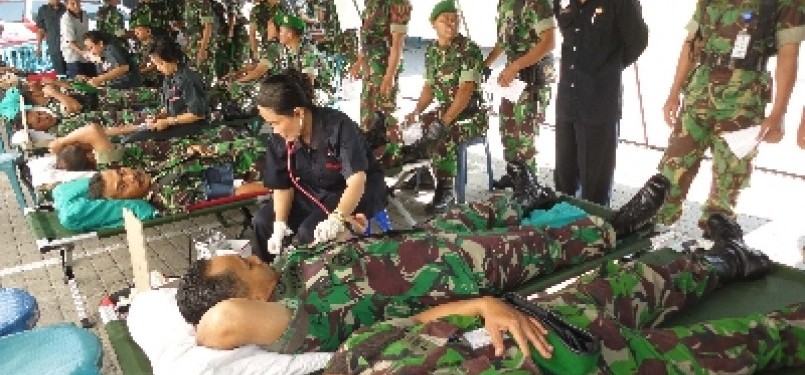 Aksi donor darah para prajurit TNI.