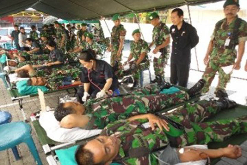 Aksi donor darah para prajurit TNI.