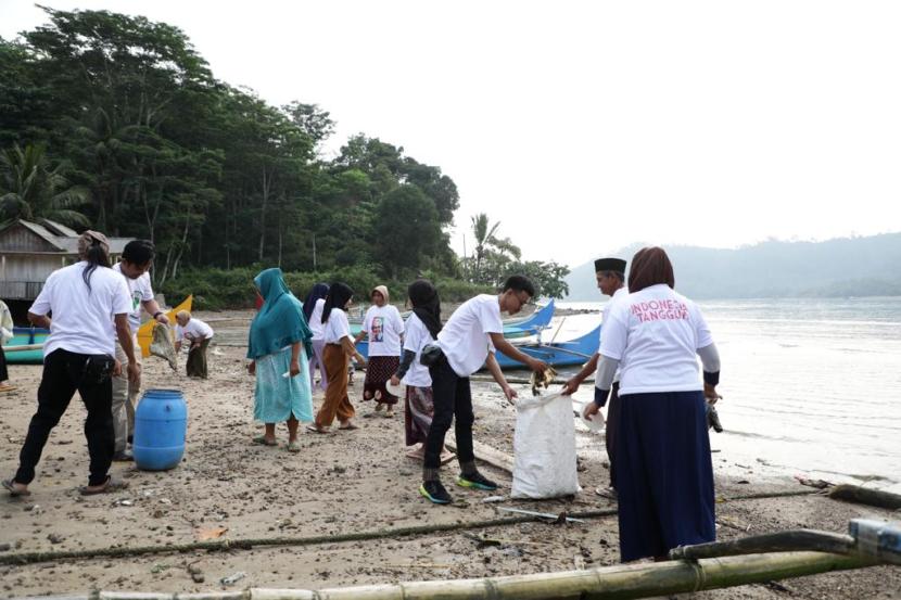 Aksi ekosistem pesisir dan laut di Desa Kiluan Negeri, Kecamatan Kelumbayan, Kabupaten Tanggamus, Provinsi Lampung. 