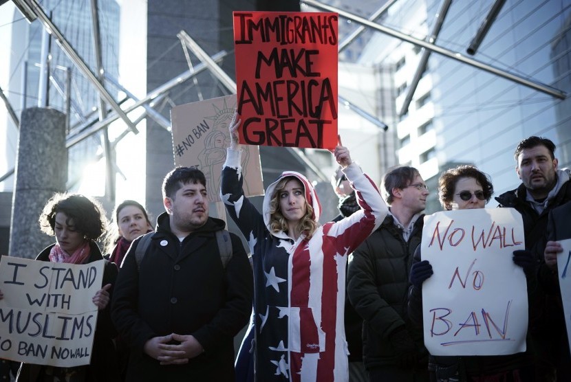 Aksi ekspatriat memprotes kebijakan presiden Trump atas larangan sementara terhadap tujuh negara mayoritas Muslim ke AS.