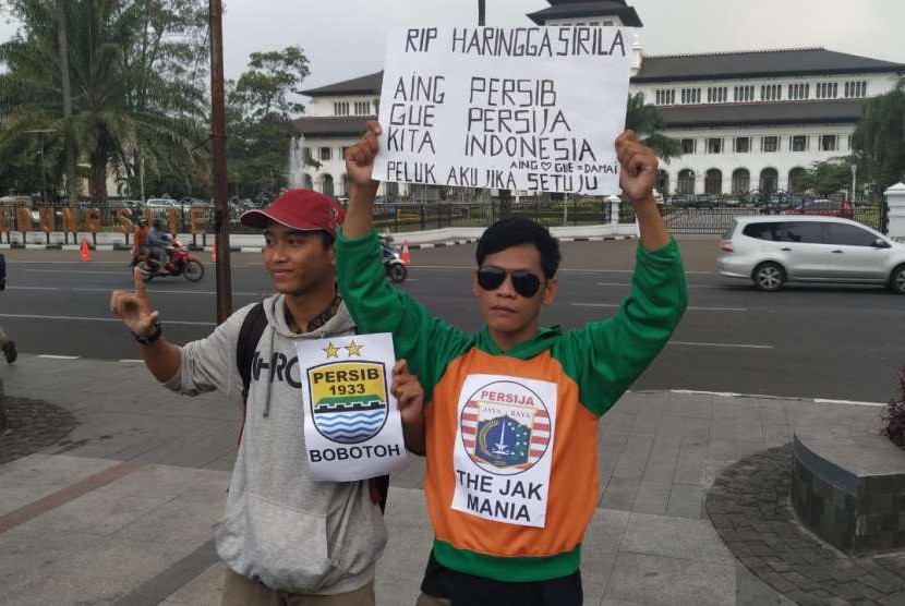 Aksi free hug dari Eko, sebagai dukungan damai antar supporter di Gedung Sate, Kota Bandung, Rabu (26/9).