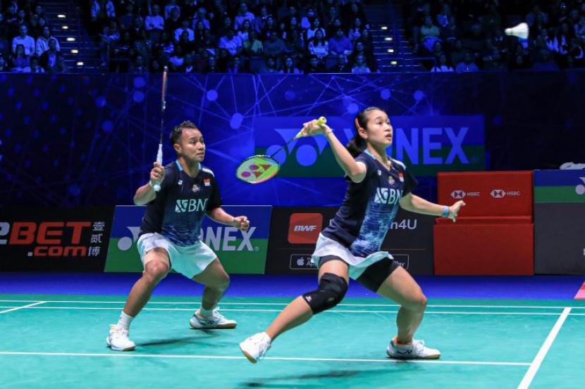 Aksi ganda campuran Indonesia Rehan Naufal Kusharjanto/Lisa Ayu Kusumawati di semifinal All England 2023 