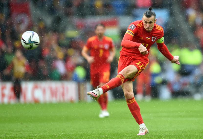 Aksi Gareth Bale saat membela Wales menghadapi Ukraina pada playoff Piala Dunia 2022. 