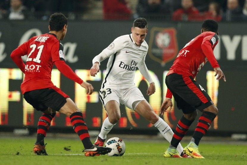 Aksi gelandang anyar Paris Saint-Germain (PSG), Julian Draxler (tengah) pada laga Ligue 1 lawan Stade Rennais di stadion Rennais, Sabtu (14/1). PSG menang 1-0 pada laga ini.