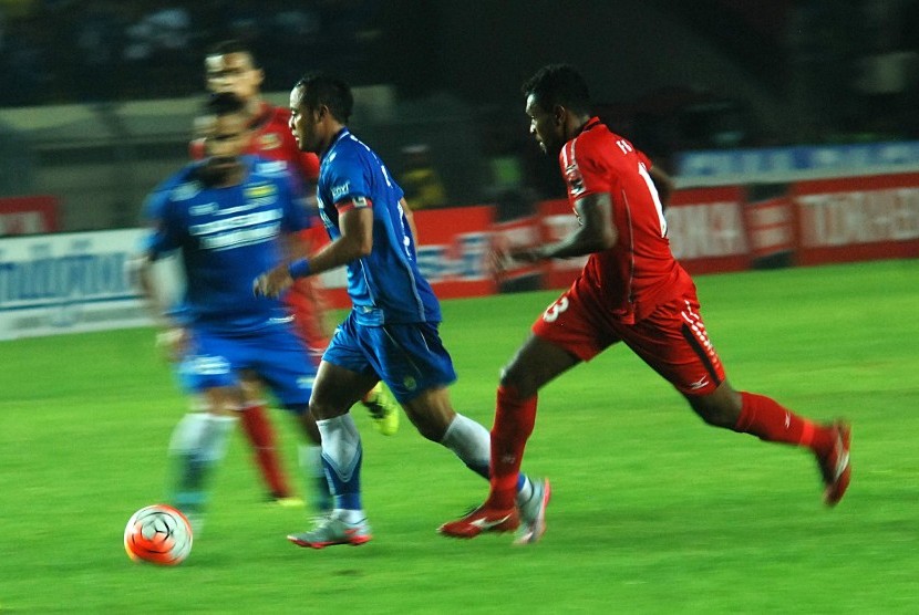 Aksi gelandang Persib Bandung, Atep (tengah) pada laga ISC 2016 lawan Semen Padang di stadion Jalak Harupat, Bandung, Sabtu (19/11). Laga berakhir 1-0 untuk kemenangan Persib.