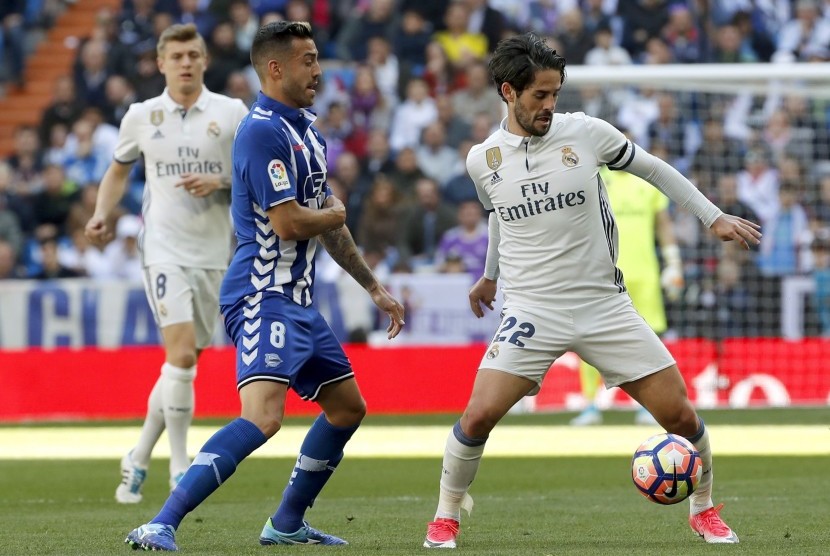 Aksi gelandang Real Madrid, Isco (kanan) pada laga La Liga lawan Deportivo Alaves di Santiago Bernabeu, Ahad (2/4). Madrid menang 3-0.