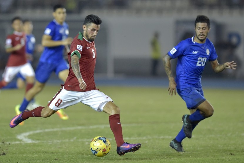 Aksi gelandang timnas Indonesia, Stefano Lilypaly pada laga Piala AFF 2016 melawan Filipina, di stadion Philippine Sport, Selasa (22/11). Lilipaly mendapat cedera pascalaga itu.