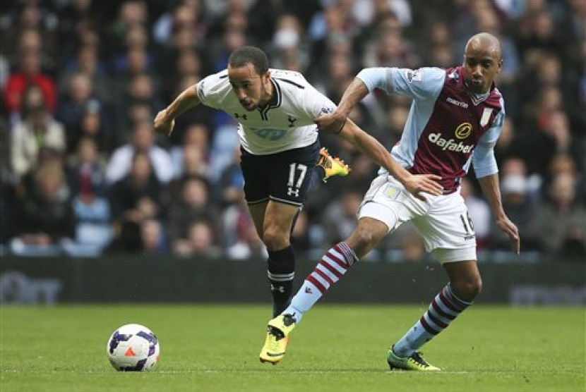 Aksi gelandang Tottenham Hotspur Andros Townsend pada laga melawan Aston Villa.