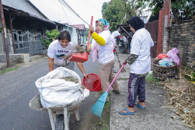 Aksi gotong royong membersihkan jalan di Kelurahan Indra Kasih, Kecamatan Medan Tembung, Kota Medan, Sumut. 