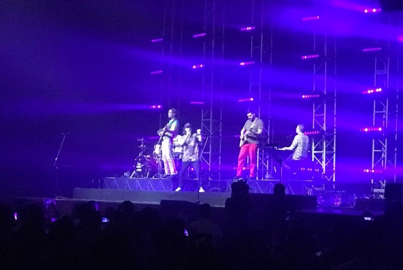 Aksi grup musik asal Denmark, Lukas Graham dalam konser di The Kasablanka Hall, Mal Kota Kasablanka, Jakarta Selatan, Selasa (1/10). 