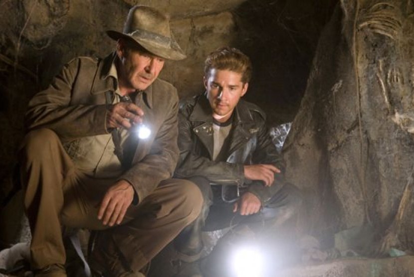 Aksi Harrison Ford dalam salah satu film Indiana Jones. Indiana Jones 5 mengambil latar belakang pada tahun 1969. 