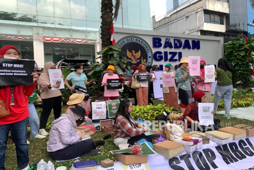 Ibu-Ibu Demo di Depan Kantor BGN, 'Program MBG Justru Timbulkan Berbagai Krisis'