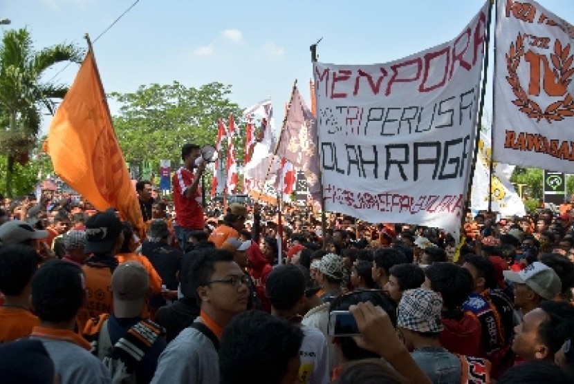 Aksi Jakmania di depan kantor Kemepora, Jakarta, Selasa (11/8).
