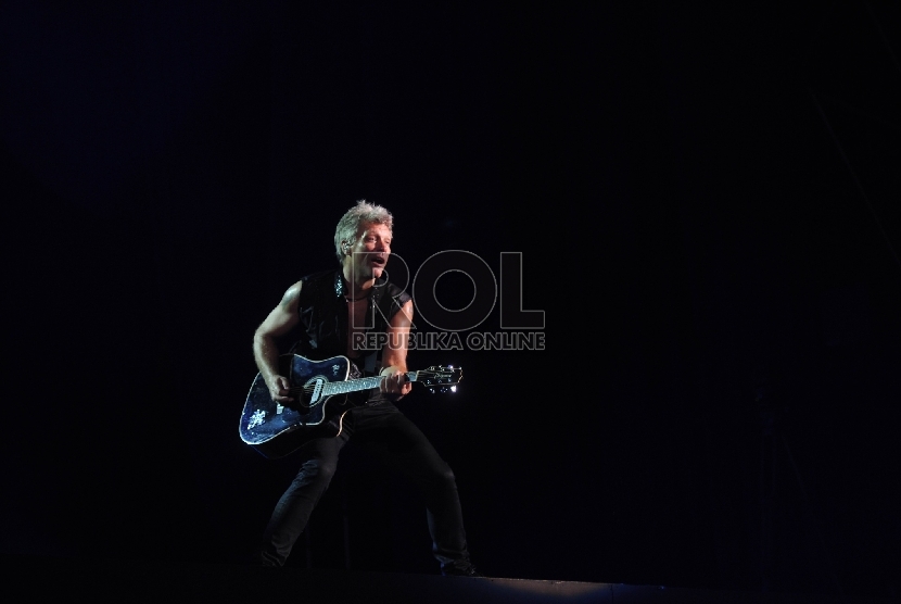   Penyanyi Jon Bon Jovi masih memulihkan diri pasca operasi hernia umbilikalis.