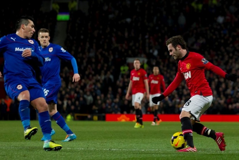 Aksi Juan Mata dalam debutnya untuk MU melawan Cardiff City, Selasa (28/1)