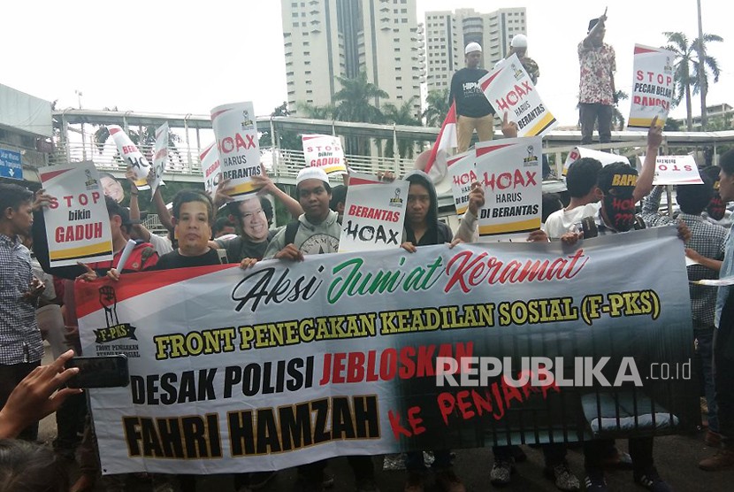 Aksi Jumat Keramat yang diadakan oleh peserta F-PKS di depan Mapolda Metro Jaya, Jumat (27/4) sore.