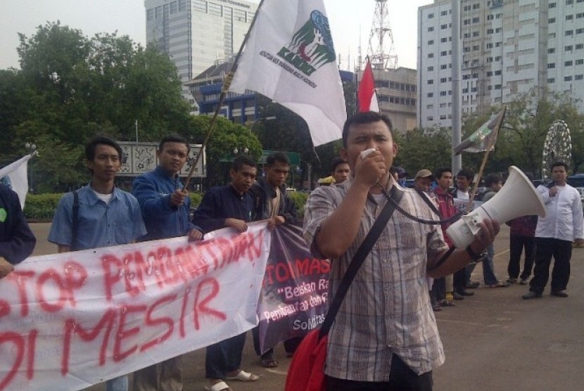 Aksi KAMMI mendukung demokratisasi Mesir di depan Kedubes AS, Jakarta. Senin (29/7)