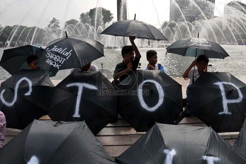   Aksi kampanye menentang kejahatan seksual terhadap perempuan dan anak di Bundaran HI, Jakarta, Selasa (29/1).   (Republika/ Tahta Aidilla)