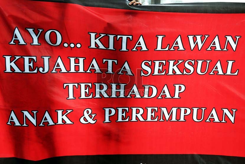  Aksi kampanye menentang kejahatan seksual terhadap perempuan dan anak di Bundaran HI, Jakarta Pusat, Selasa (29/1). 