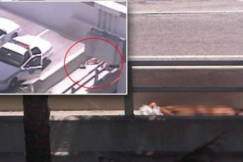 Aksi kanibalisme pria telanjang di pinggir jalan tol Miami, terekam oleh kamera CCTV