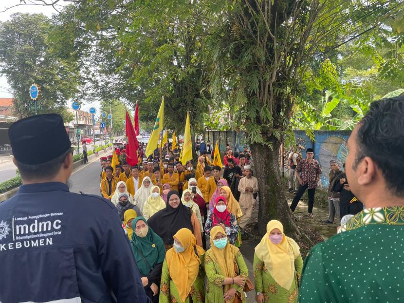 Aksi kecam intoleransi peneiliti BRIN di depan kantor DPengurus Daerah Muhammadiyah Kebumen Jawa Tengah, Sabtu (29/4/2023).