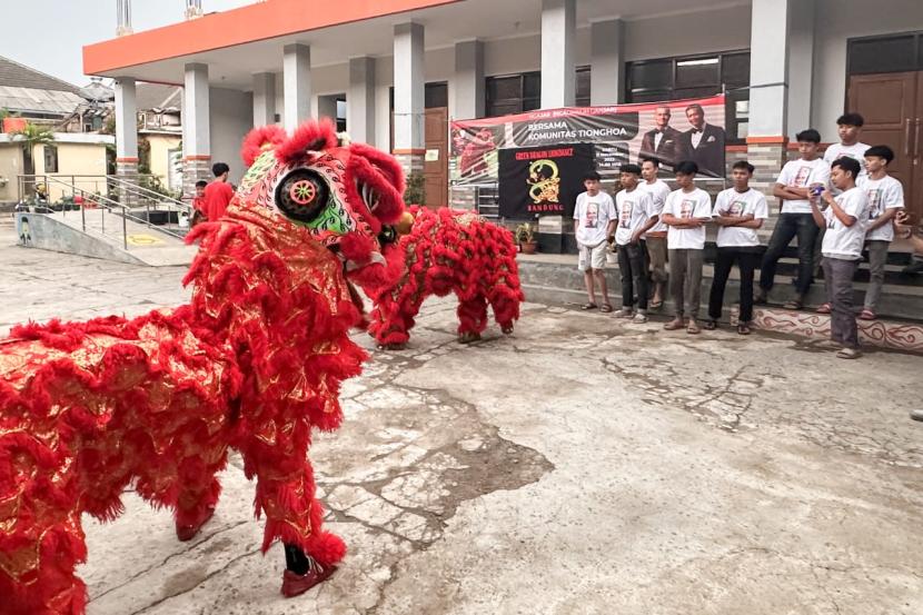 Aksi kelompok kesenian barongsai bernama Green Dragon Lion Dance di Tegalega, Kecamatan Astanaanyar, Kota Bandung, Jawa Barat.